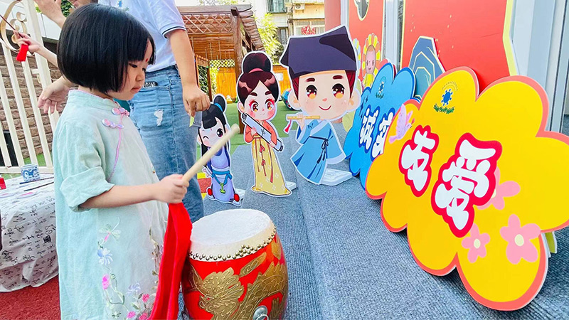 9月1日,北京市朝阳区京通幼儿园迎来了礼仪之邦润童心-国风古韵开学礼。孩子们在“拨弦启智”“击鼓明智”“朱砂点智”等仪式中感知、传承中国传统文化。图为小朋友击鼓。北京市朝阳区教委供图