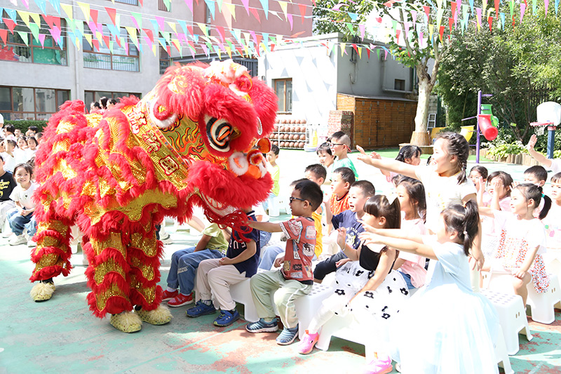 9月1日,為讓孩子們感受成長的美好,翠成幼兒園以“以德潤心-快樂成長”為主題開展了系列游戲和體驗活動。幼兒園給孩子們帶來了精彩的舞獅表演,孩子們近距離了解和接觸“舞”獅、體驗舞獅表演、和“舞”獅做游戲,多方式了解、感受傳統文化的魅力,讓傳統文化煥發出新的活力。圖為舞獅表演。北京市朝陽區教委供圖