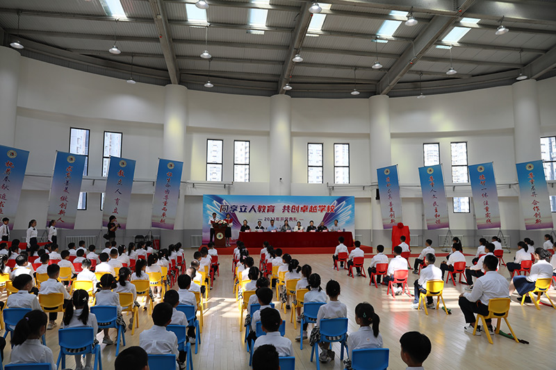 9月1日上午,北京市第八十中学管庄分校康惠校区揭牌仪式暨“同享立人教育-共创卓越学校”主题开学典礼举行。全国人大代表、全国五一巾帼标兵何少花,在典礼上为新校区的全体师生上了开学第一课,希望同学们从小树立爱岗敬业思想,一步一个脚印实现强国有我的伟大志向。图为学校开学典礼现场。学校供图