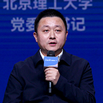 杨帆
北京理工大学党委副书记
过去教育教学通常都是二元结构,讲的是师生关系、导师关系。在AI时代,教师要积极地去了解AI、拥抱AI,最终还得善于驾驭AI、应用AI,用AI改进我们教育教学体系。