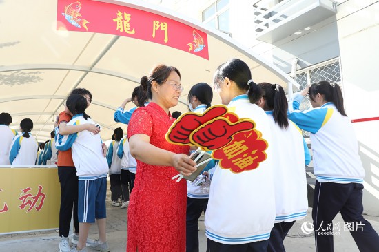 67һ磬۰ѧʦڸͬѧǼ͹ľΰ¹1946bv 
